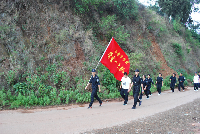 云南警官学院_野营拉练