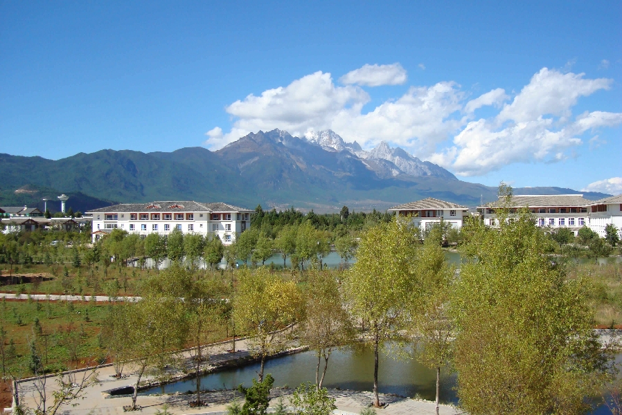 云南大学旅游文化学院——校园景观图(晨曦)