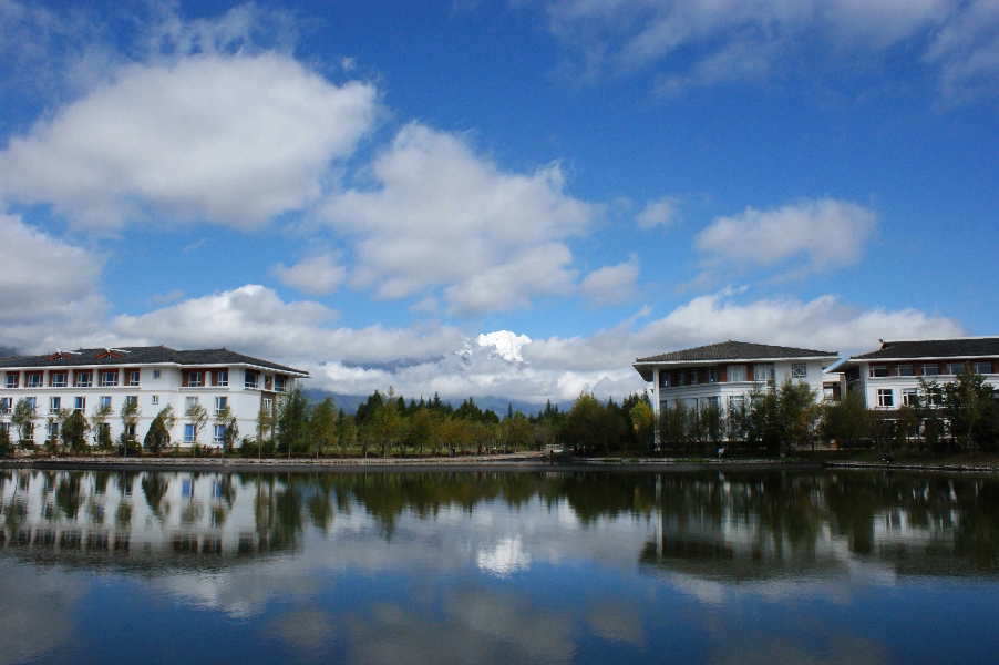 云南大学旅游文化学院——校园景观图(雪山远眺)