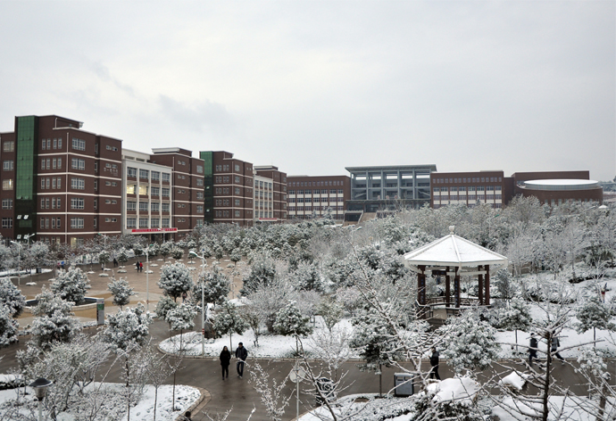 云南经济管理学院_冰雪校园