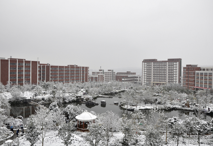 云南经济管理学院_冰雪校园